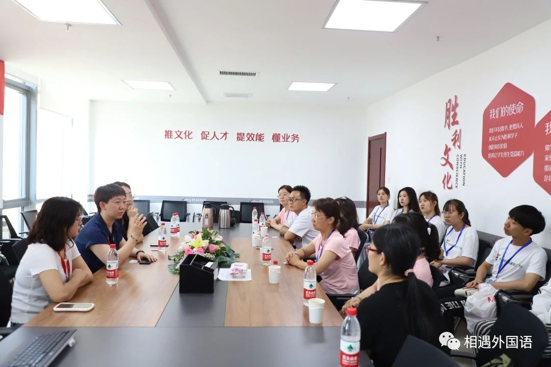 会议室里的人们描述已自动生成